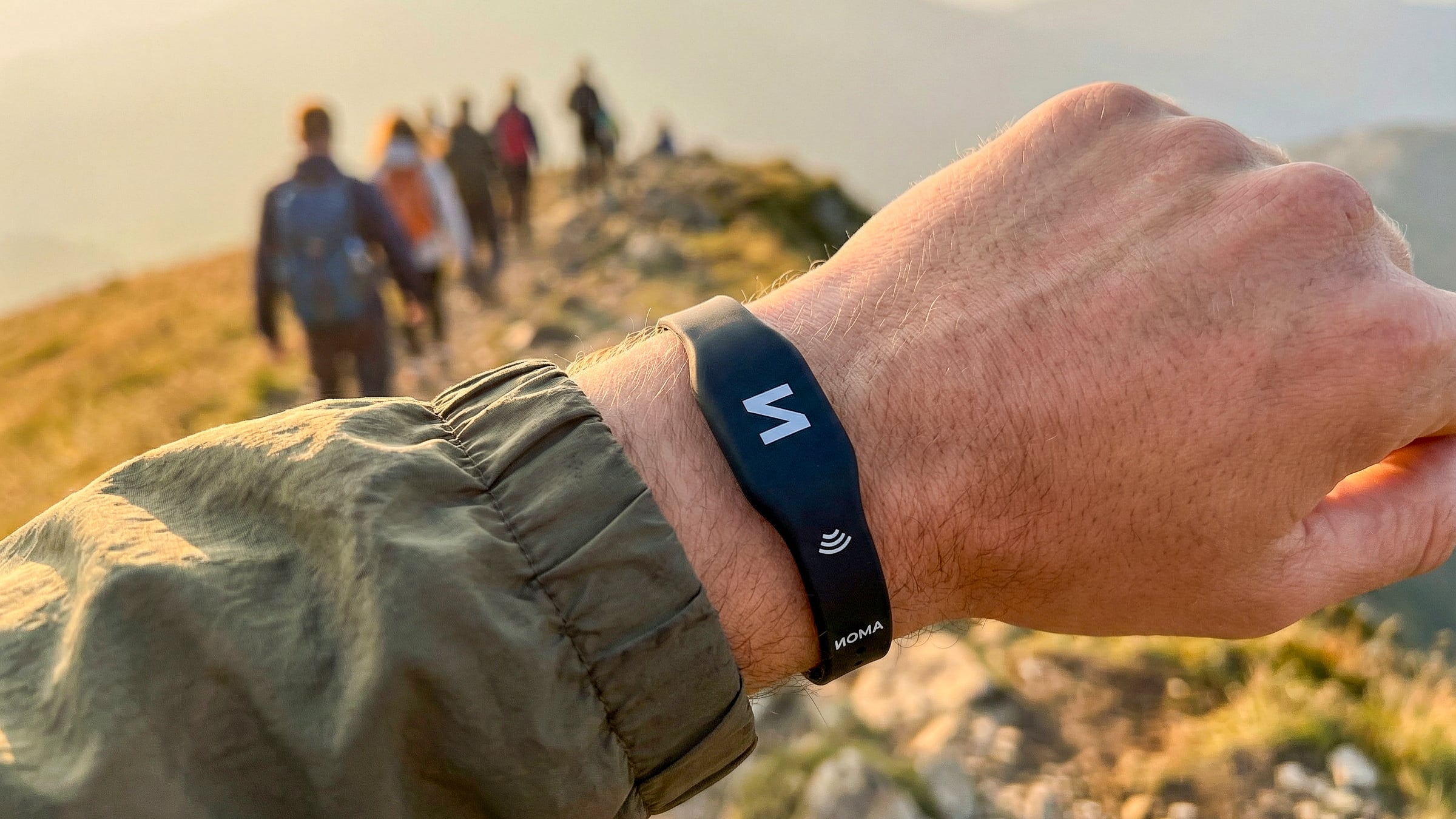 Grupo de aventureiros com pulseira NOMA Pulse